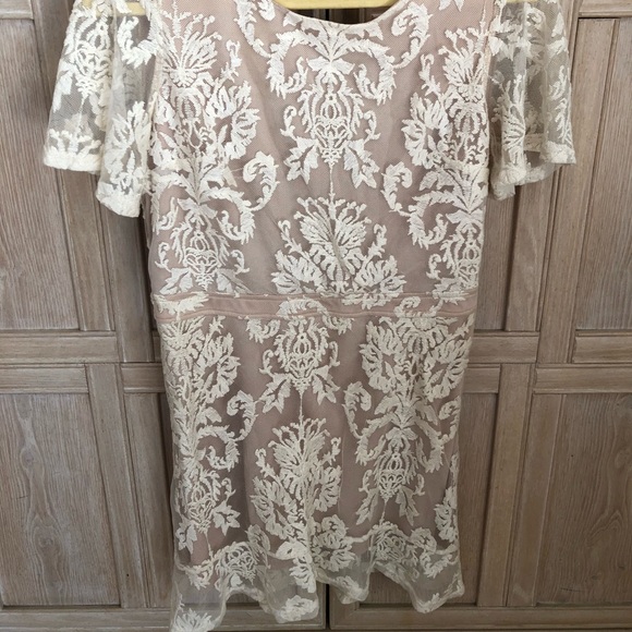 Lace mini dress - Picture 2 of 4